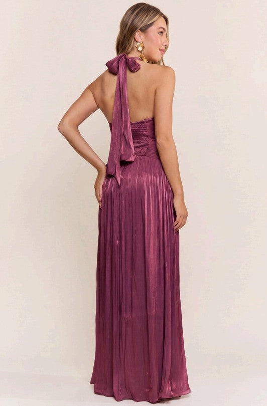Vestido cuello halter y cintura definida