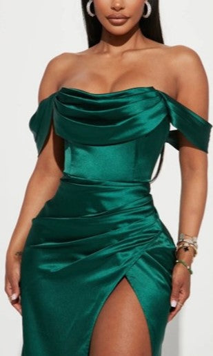 Vestido con tirantes anchos y abertura en falda