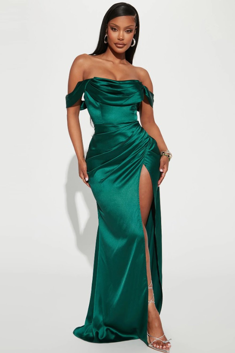 Vestido con tirantes anchos y abertura en falda