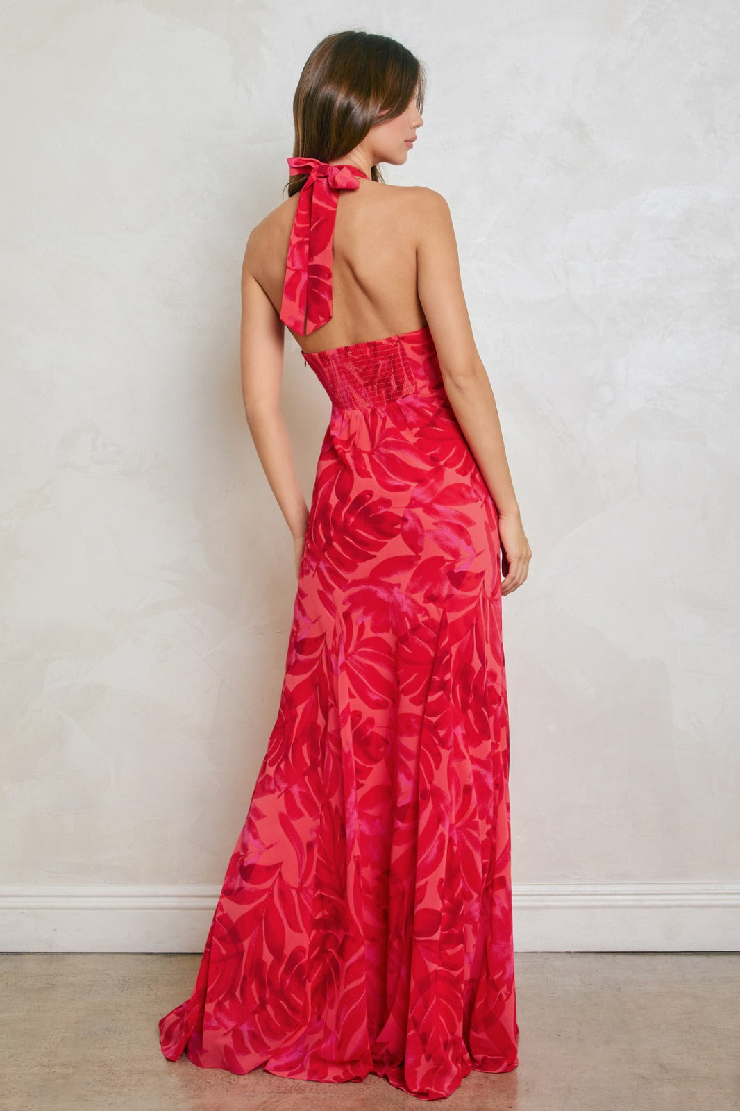 Vestido cuello halter con estampado rojo y rosa