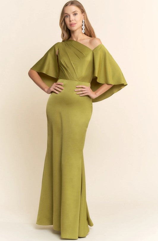 Vestido con diseño asimétrico y capa
