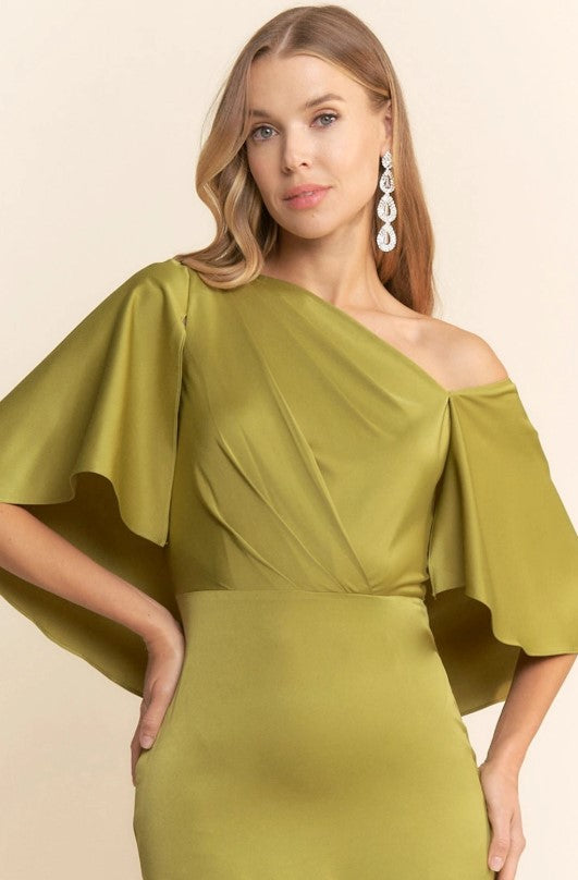 Vestido con diseño asimétrico y capa