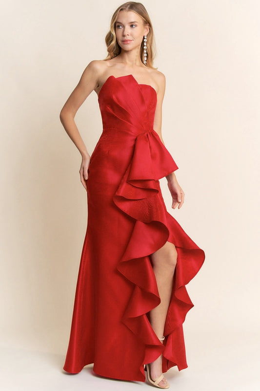 Vestido con olanes asimétricos y abertura lateral