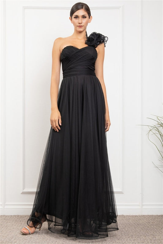 Vestido negro de un tirante con detalle floral