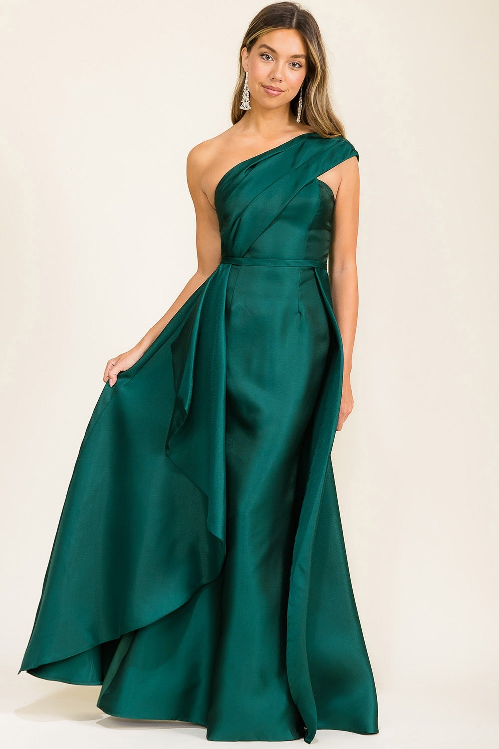 Vestido un hombro y falda con capas