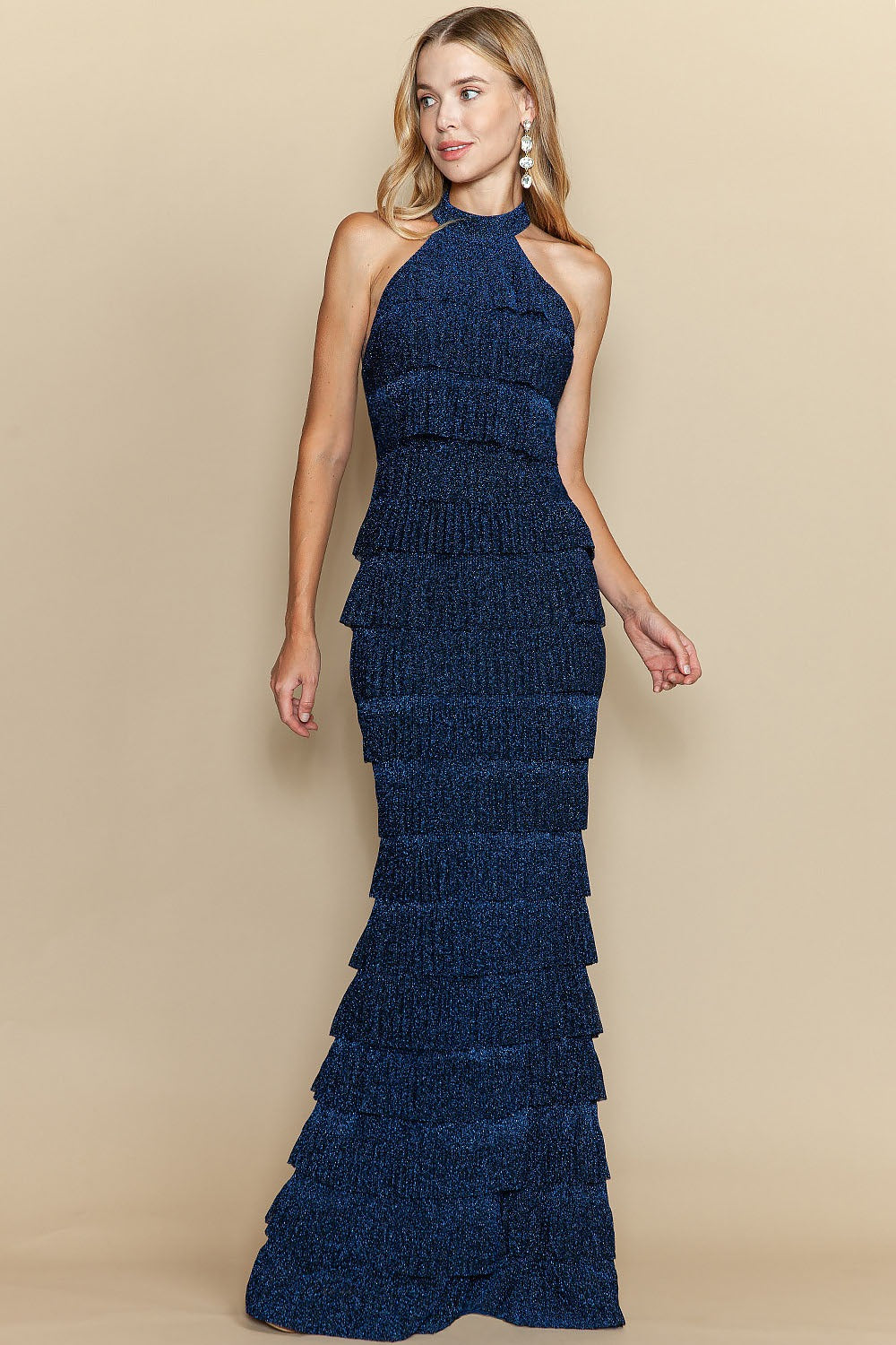 Vestido de cuello halter y olanes