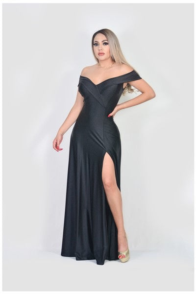 Vestido stretch con hombros descubiertos y abertura