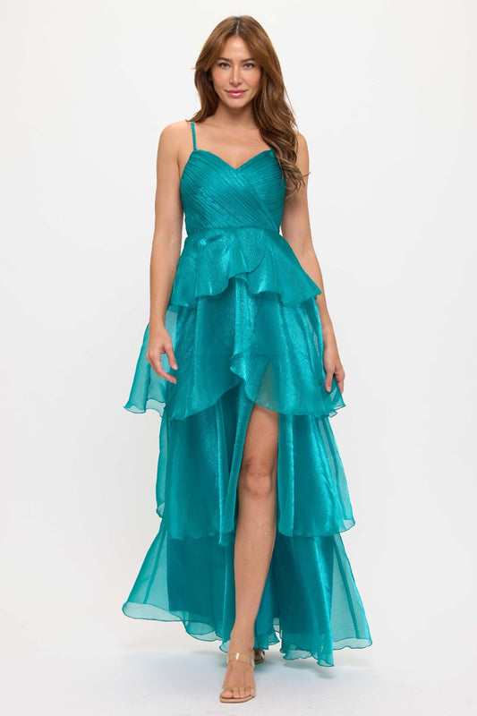 Vestido de tirantes finos y falda de olanes