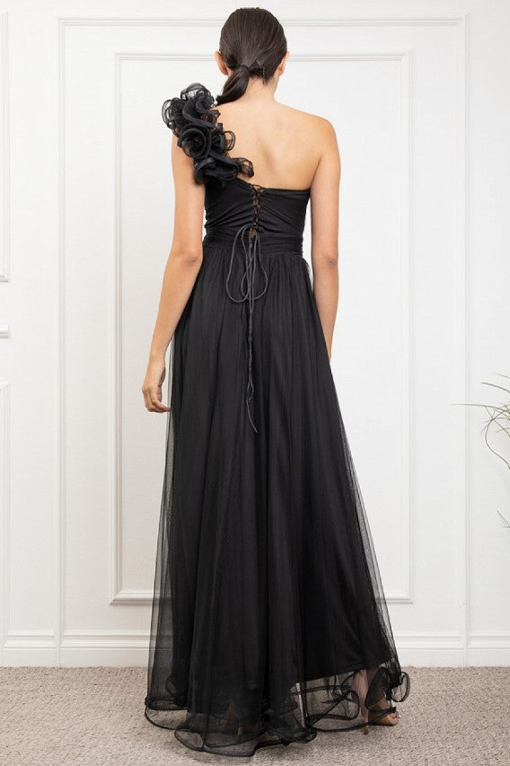 Vestido negro de un tirante con detalle floral